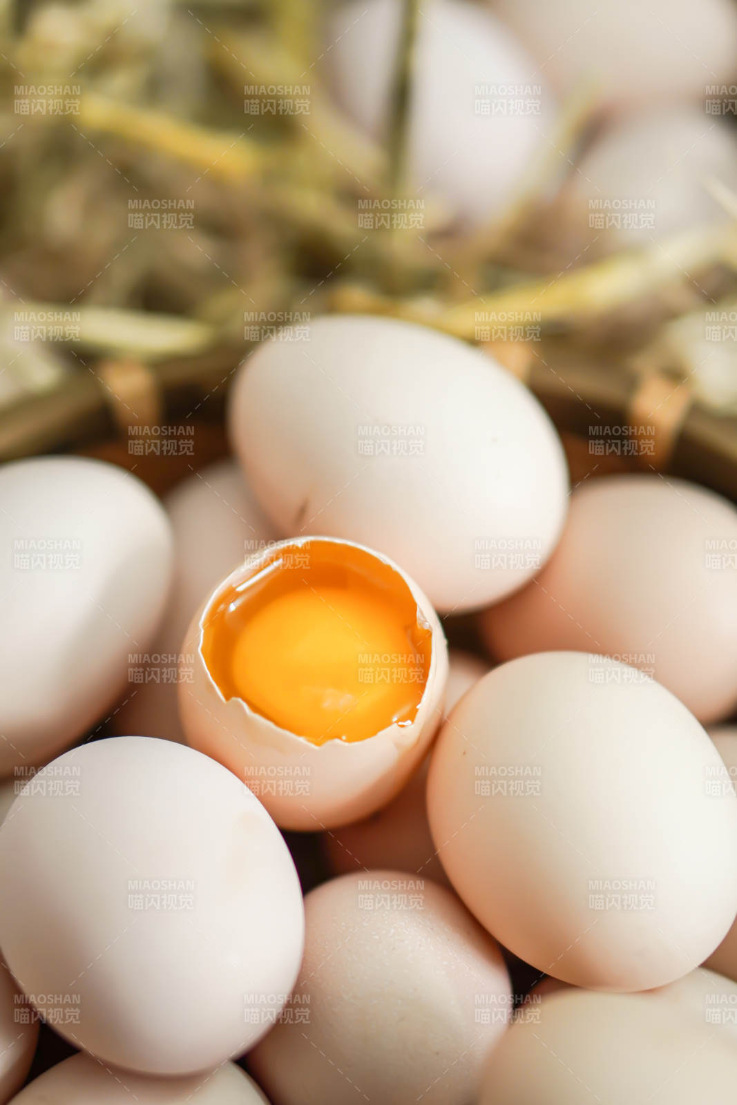 新鲜鸡蛋 一颗破壳图片
