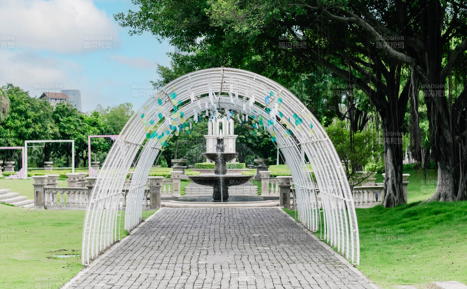 公园拱门与喷泉景致图片