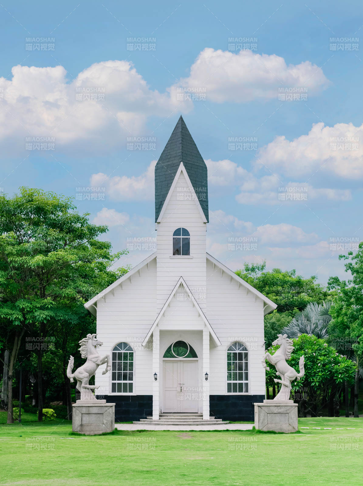 白色小教堂与绿草坪图片