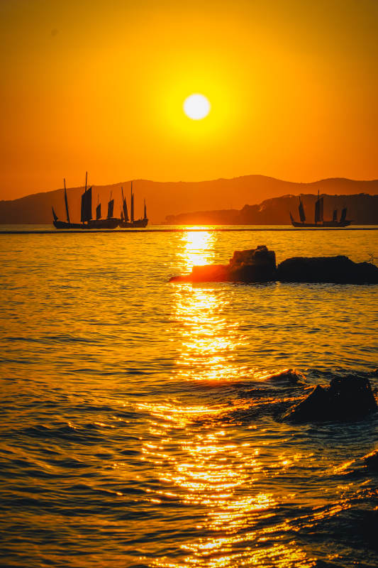 夕阳下的帆船与太湖图片