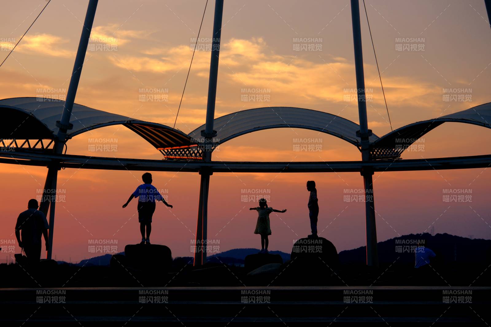 夕阳下的剪影与建筑图片