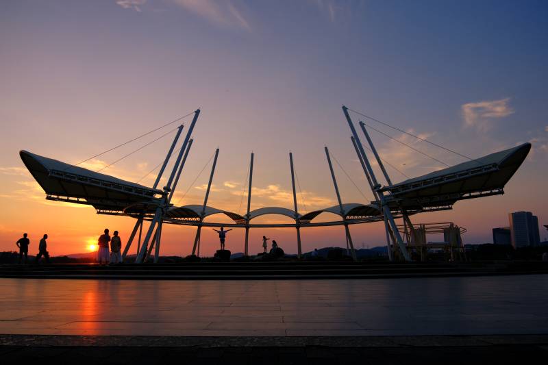 夕阳下的现代建筑剪影图片