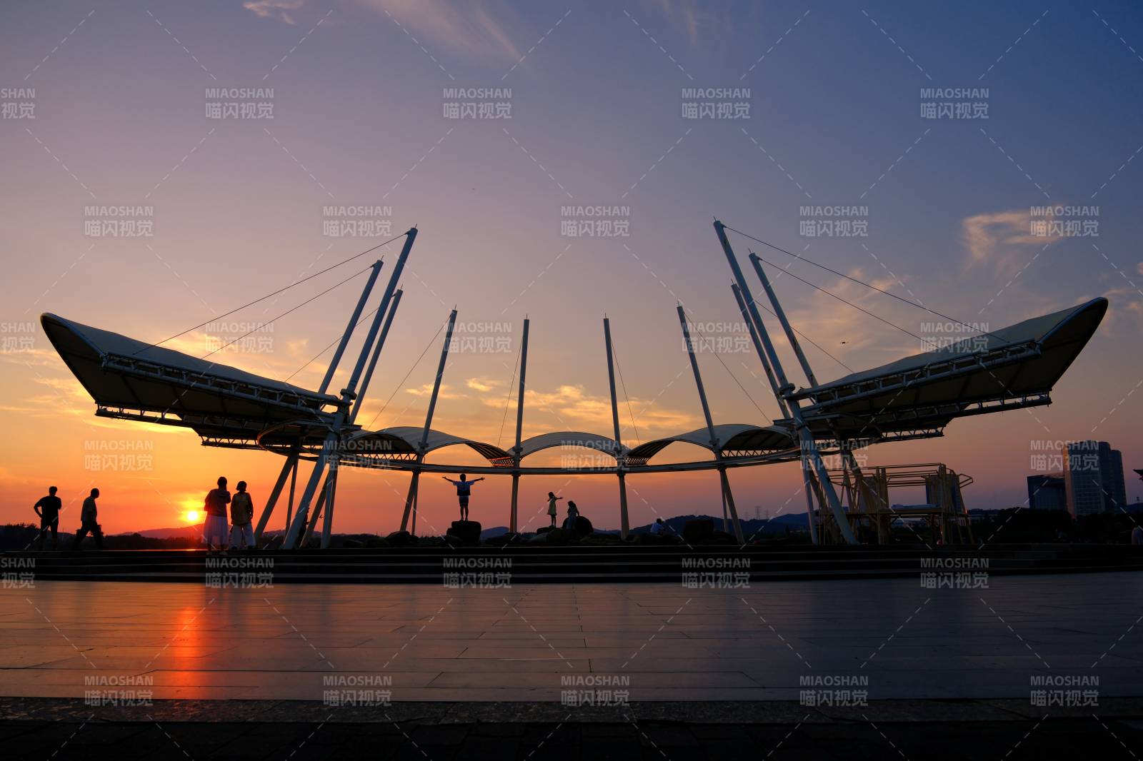 夕阳下的现代建筑剪影图片