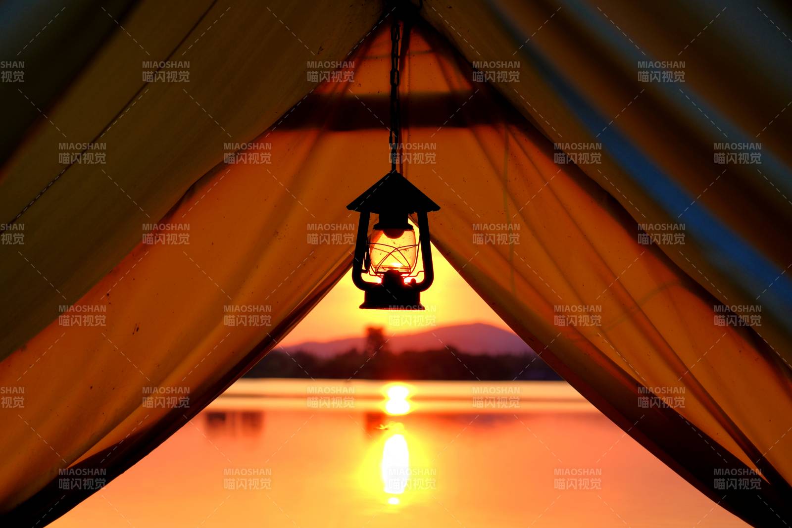 帐篷内的温暖夕阳图片