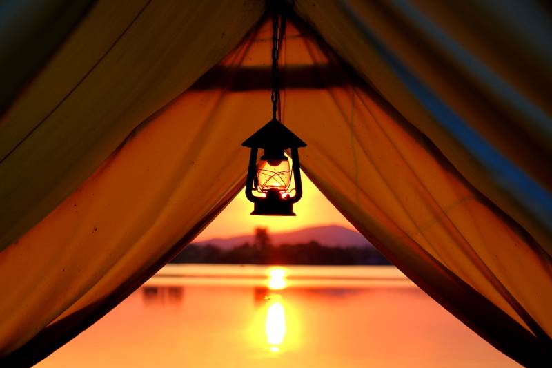 帐篷内的温暖夕阳图片