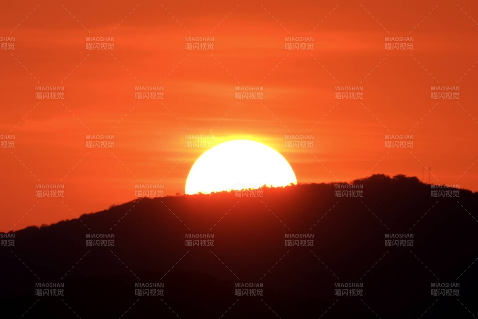 夕阳西下 山峦剪影图片
