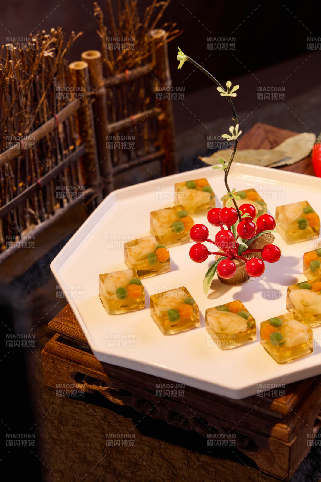 精致果冻拼盘 点缀红果图片