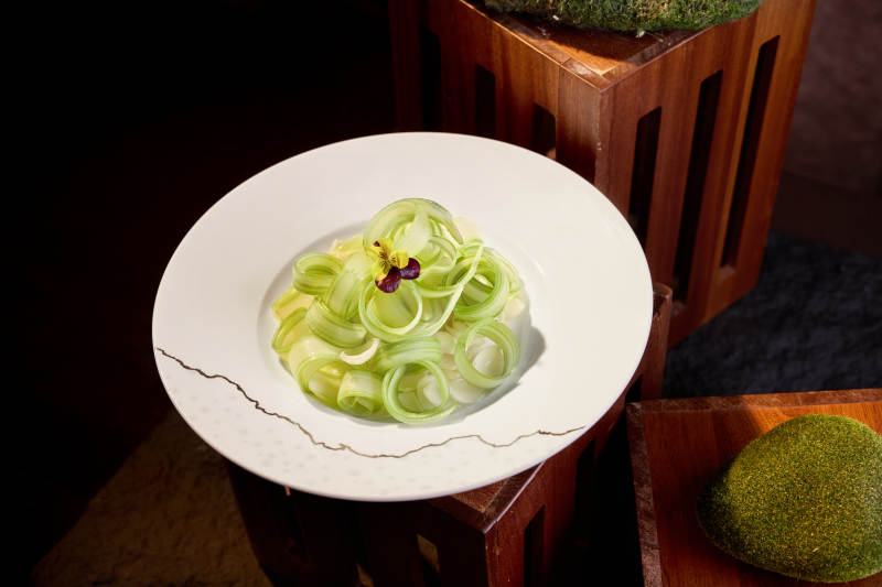 清新绿色沙拉盘图片