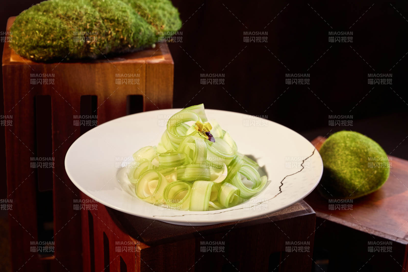 清新绿意盘中景图片