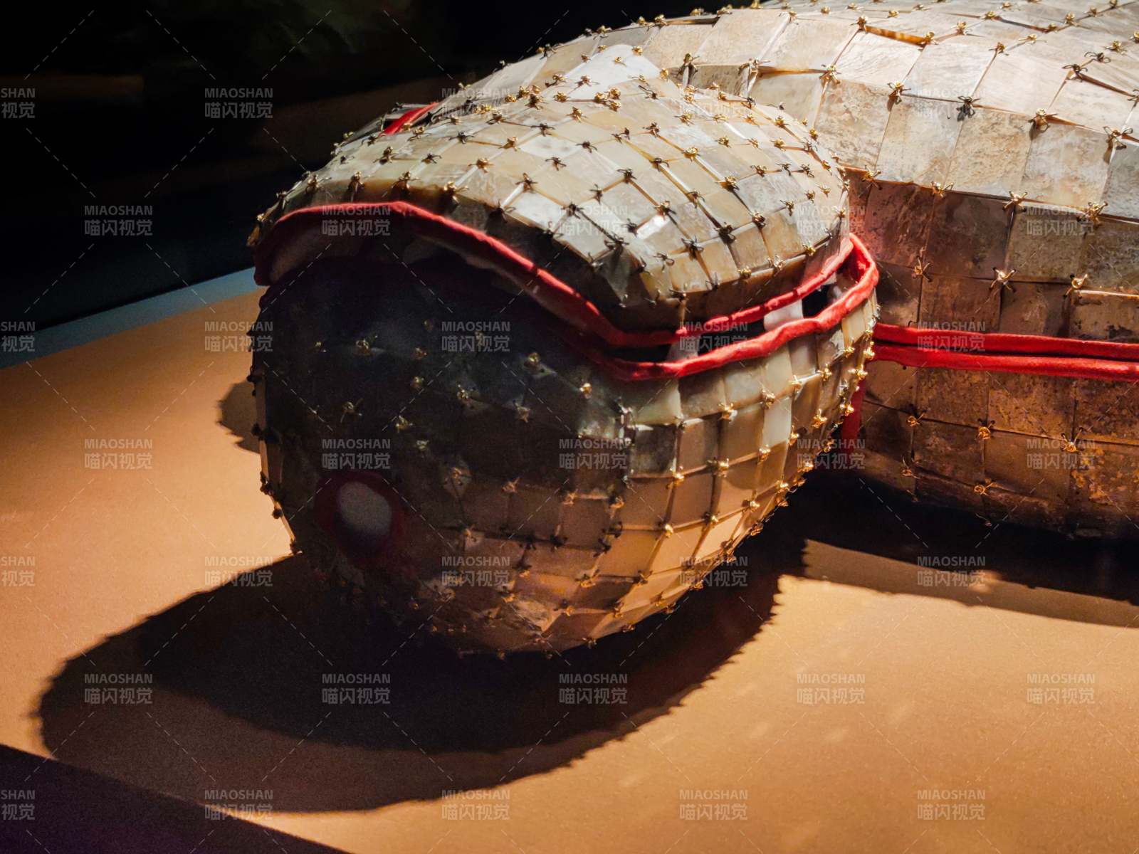 金缕玉衣头盔特写展示图片