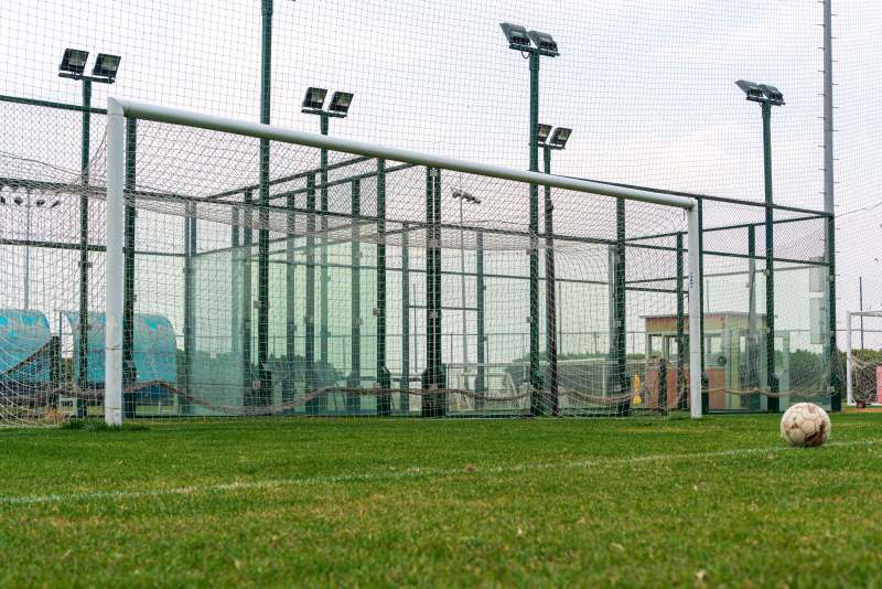 足球场上的静谧时光图片