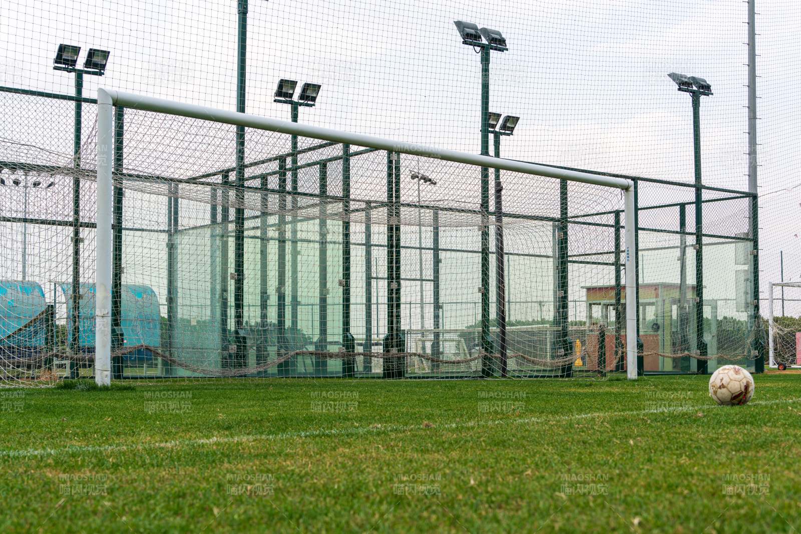足球场上的静谧时光图片