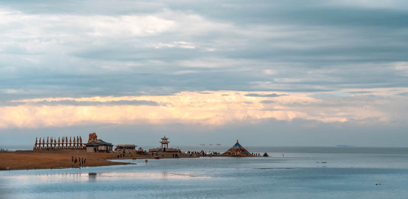 青海湖边图片