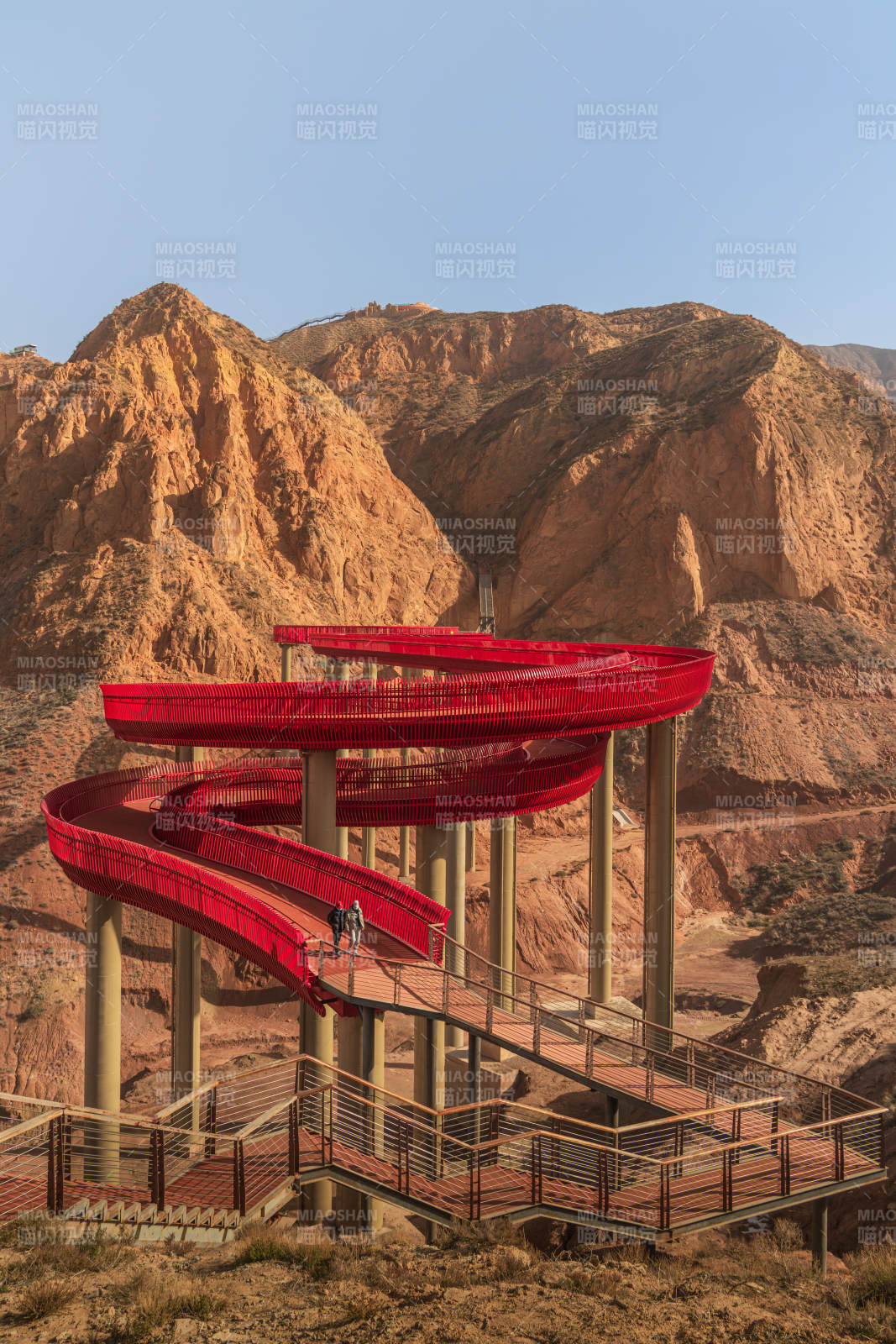 兰州水墨丹霞红色螺旋栈道与山峦图片