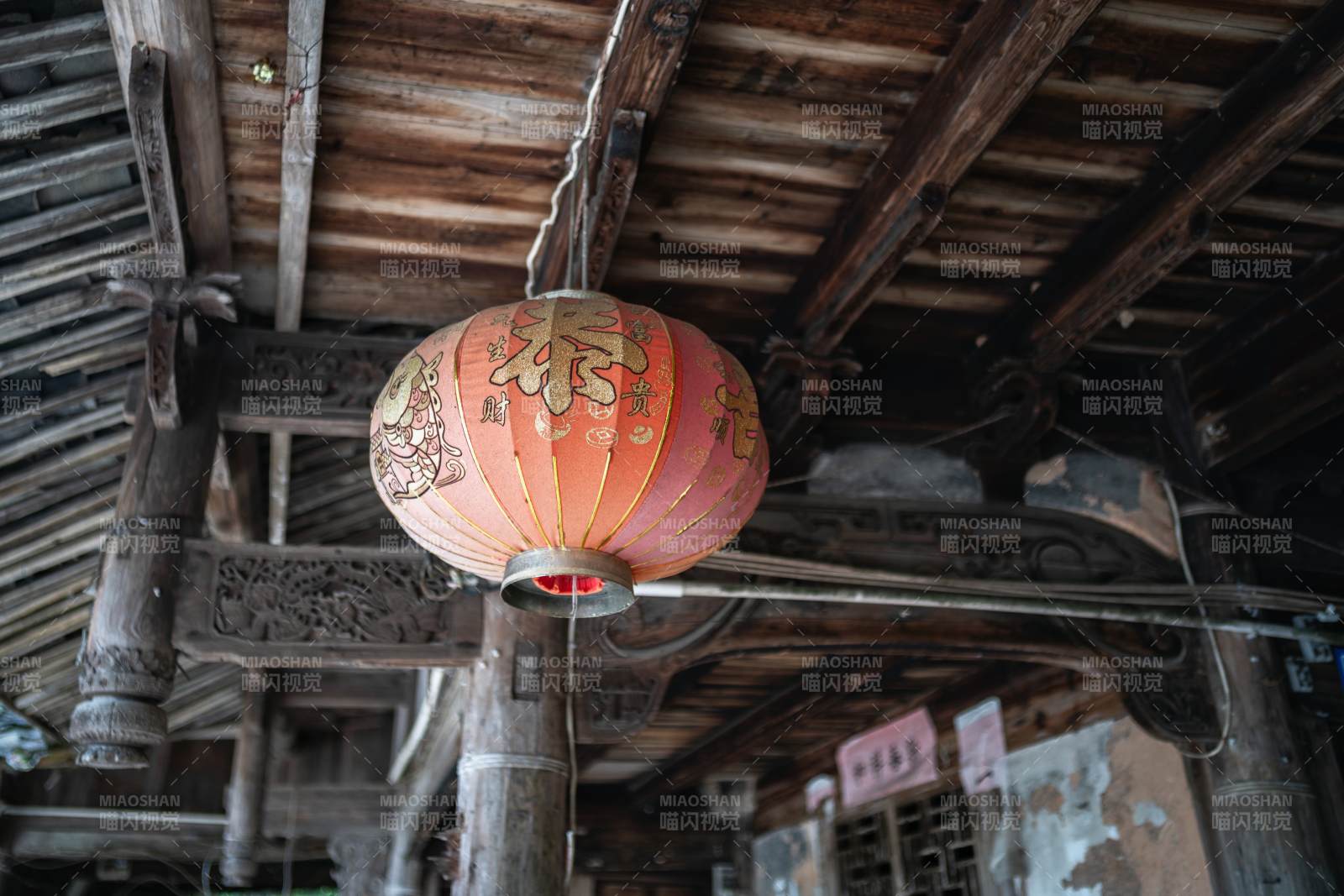 古宅灯笼映岁月图片