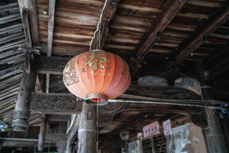 古宅灯笼映岁月图片