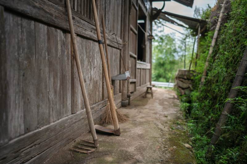 乡村小径与农具静景图片