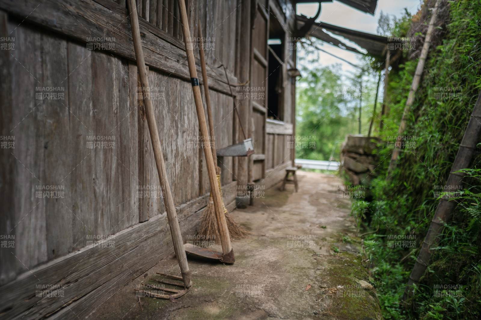 乡村小径与农具静景图片
