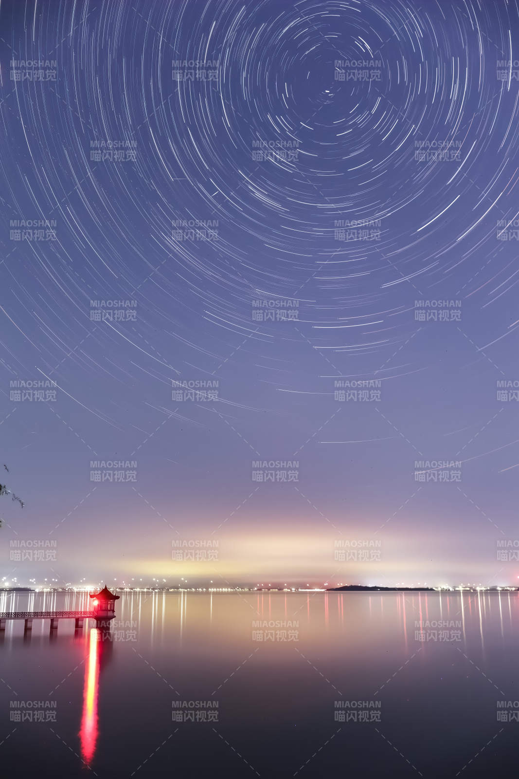 莱西湖星轨湖畔夜景图图片