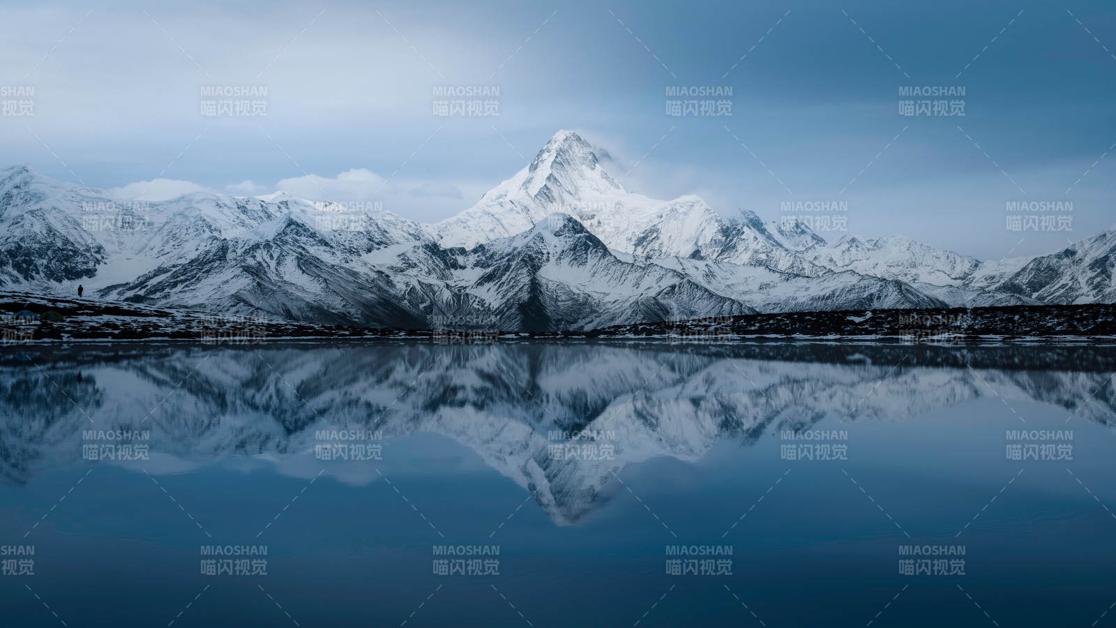 雪山倒影 静谧湖面图片