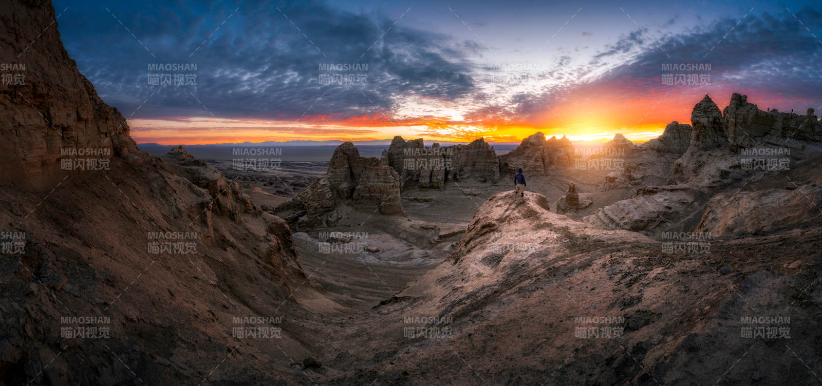 沙漠日落 岩层奇景图片