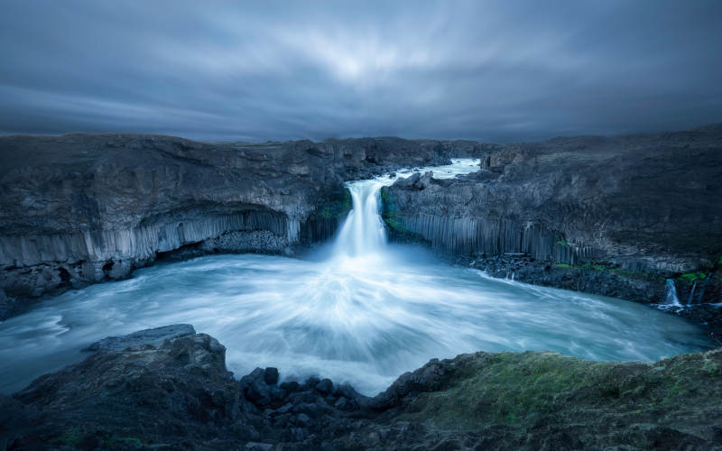 幽蓝瀑布 静谧之美图片