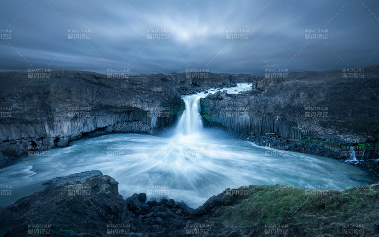 幽蓝瀑布 静谧之美图片