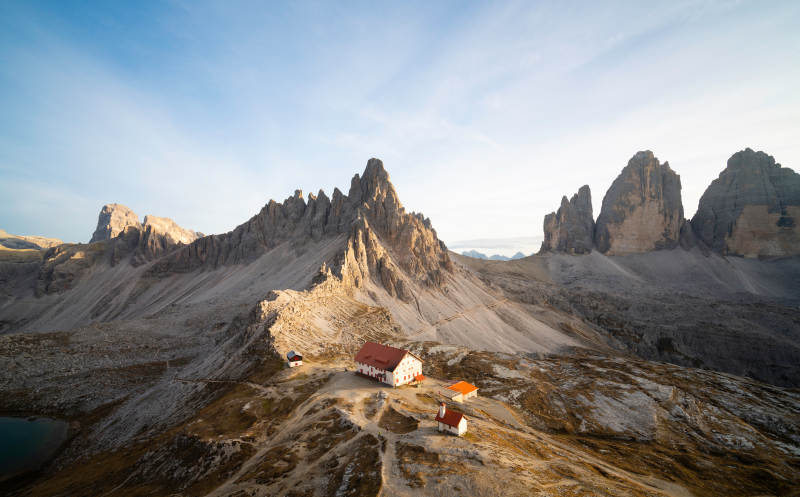 山间小屋与壮丽峰峦图片