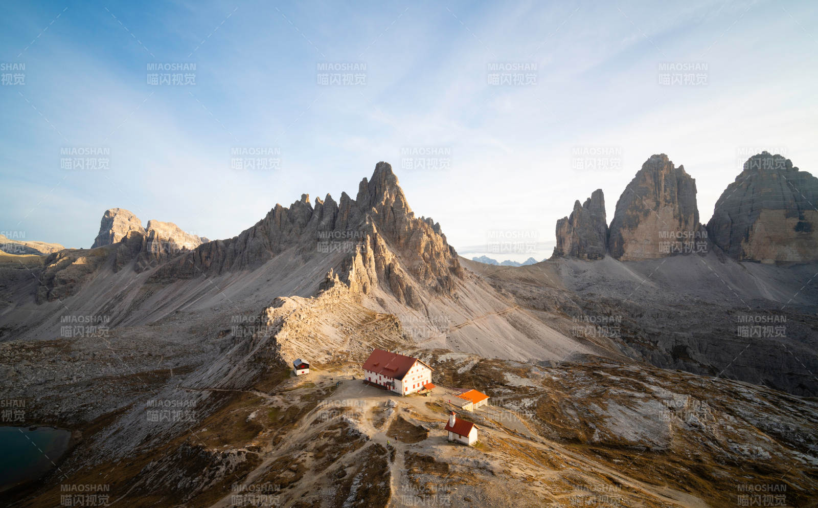 山间小屋与壮丽峰峦图片