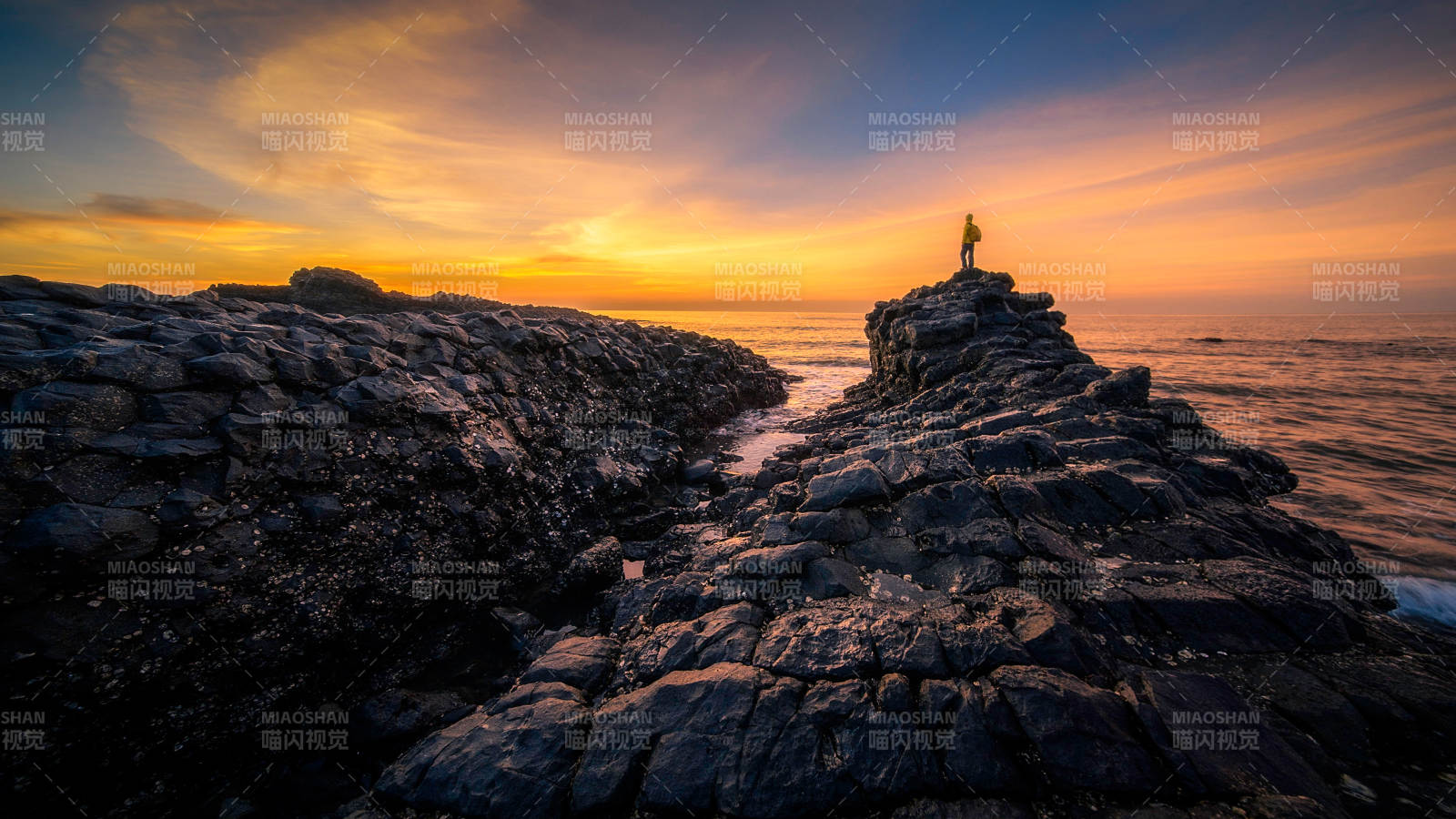 夕阳下的岩石海岸图片