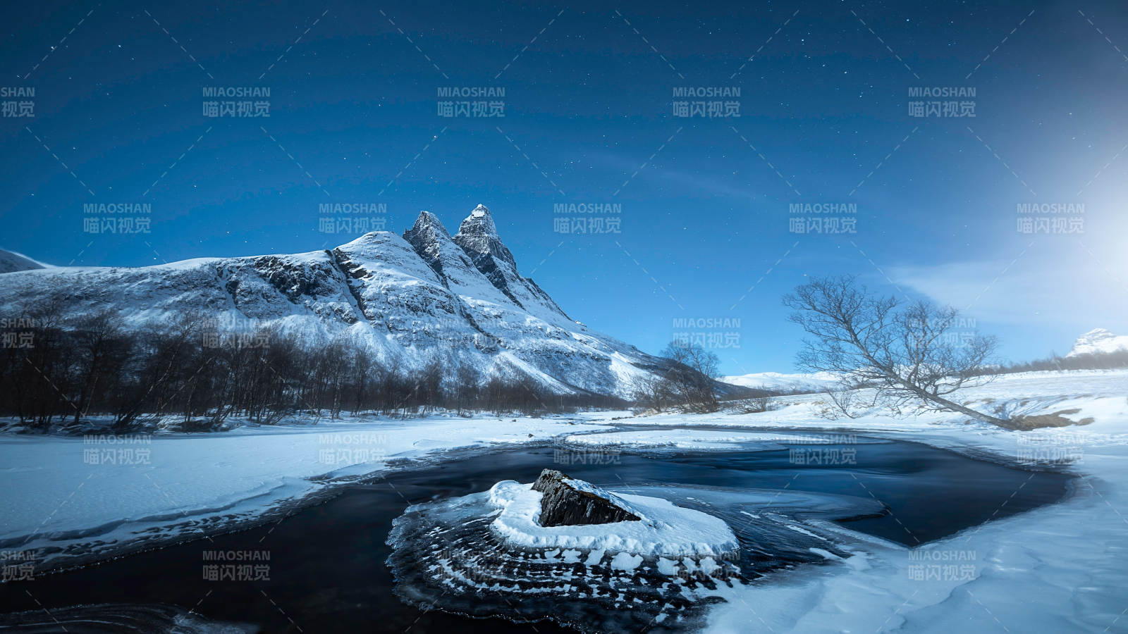 冬夜雪山映湖景图片