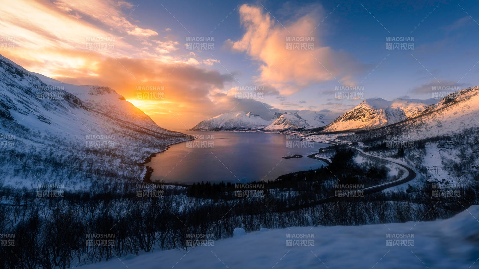 冬日雪山湖畔夕阳景图片