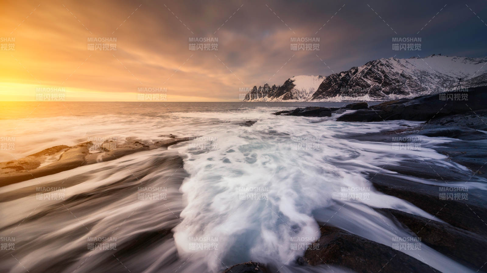 海岸夕阳 波涛汹涌图片