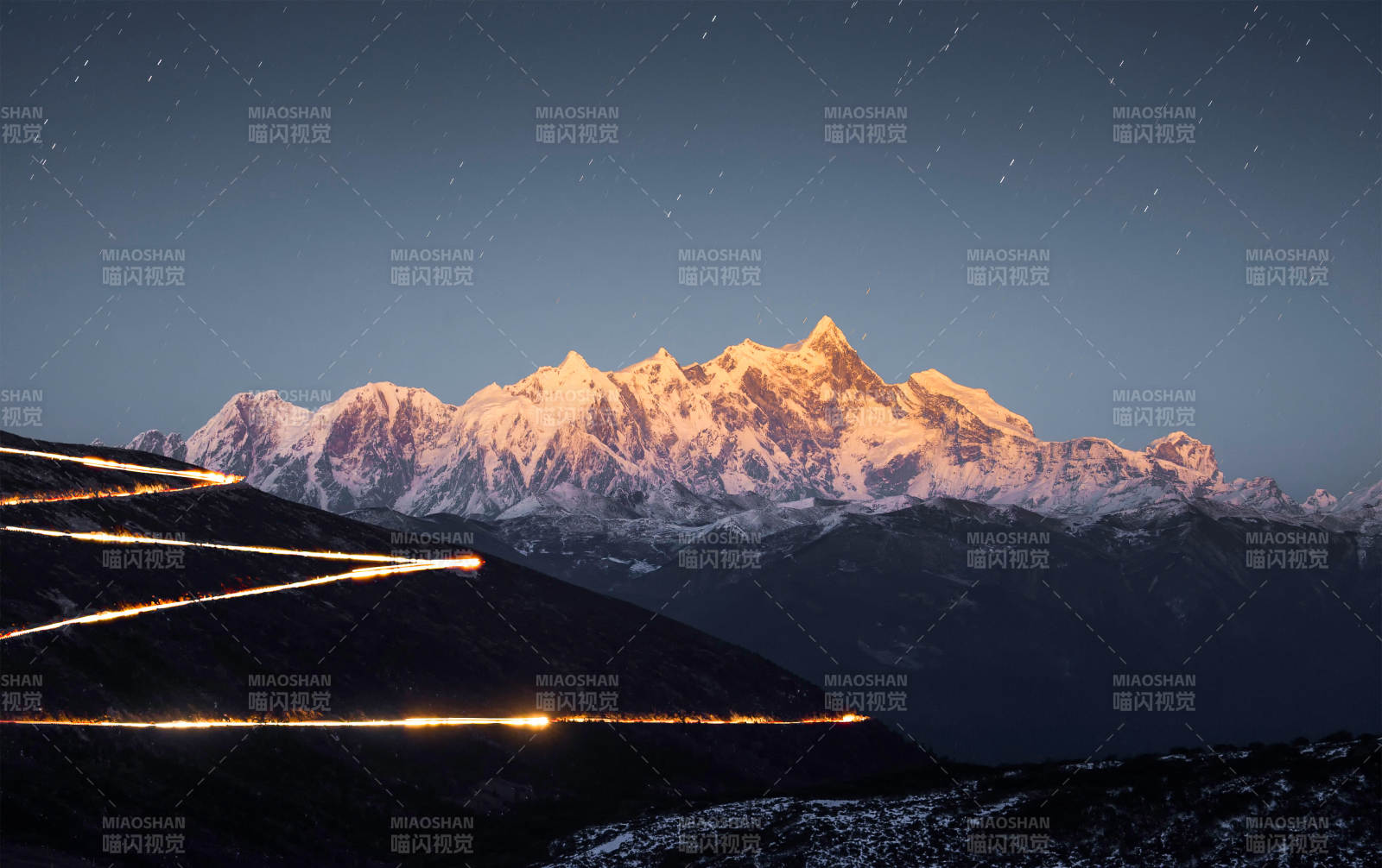 雪山夜景 星光与光轨图片