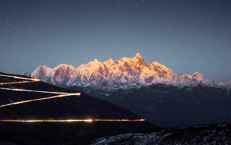 雪山夜景 星光与光轨图片