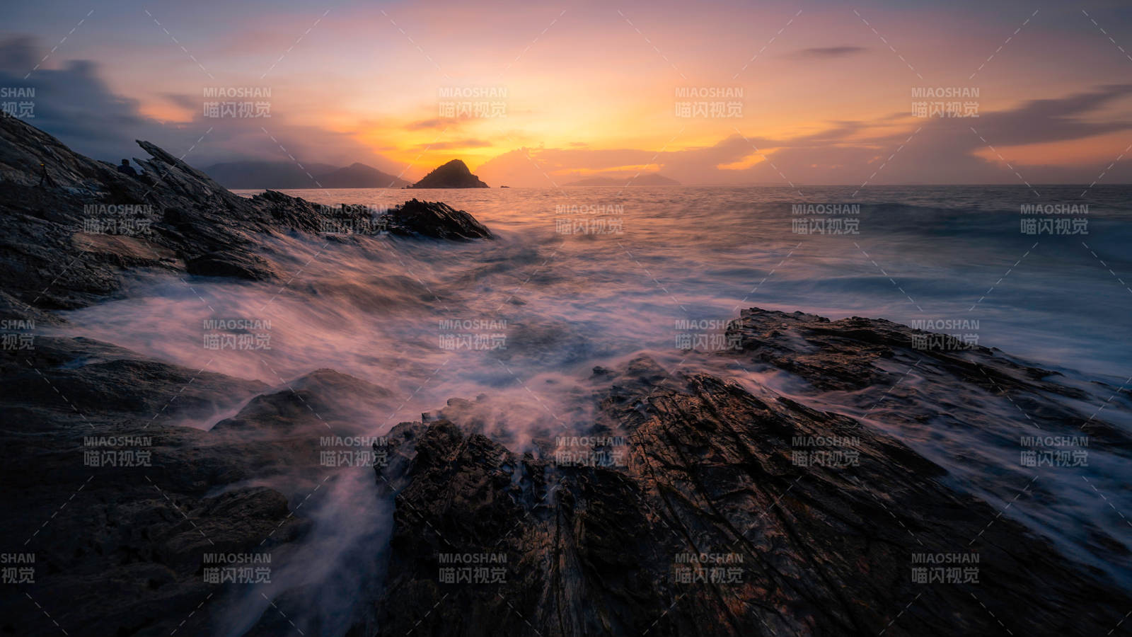 海岸夕阳 波涛拍石图片