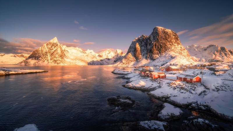 冬日雪景 湖畔山影图片