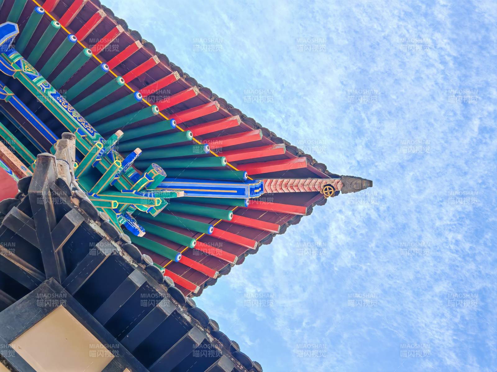 古建筑飞檐翘角蓝天背景图片