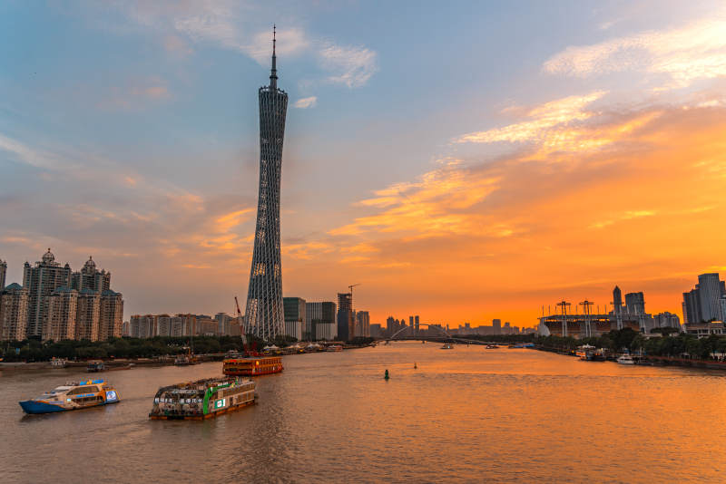 广州塔夕阳下的城市风光图片
