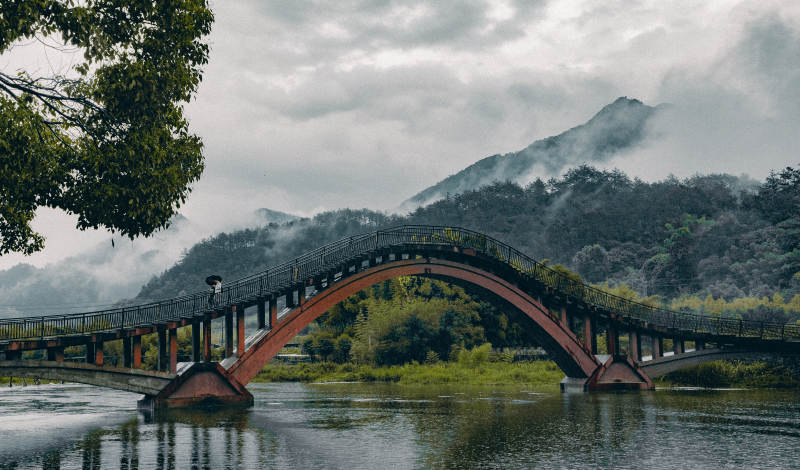 山水拱桥 云雾缭绕图片