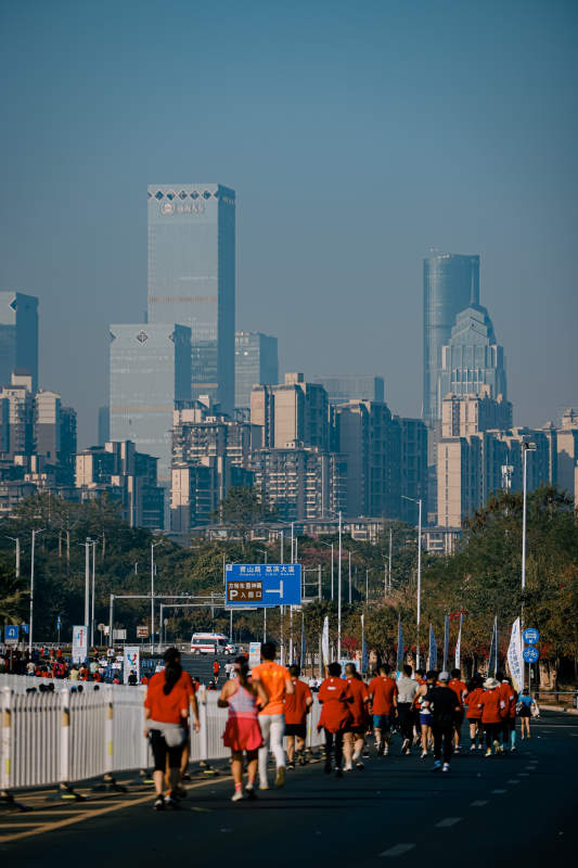 城市马拉松赛跑者前行图片