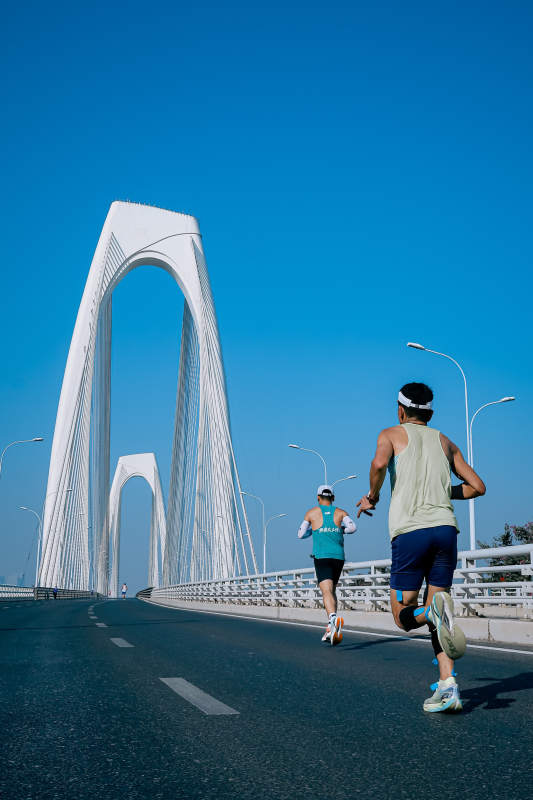 桥上晨跑 蓝天相伴图片