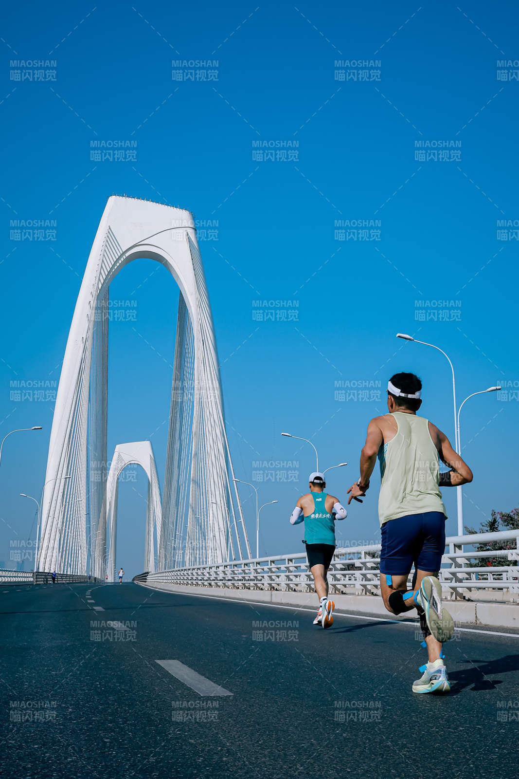 桥上晨跑 蓝天相伴图片