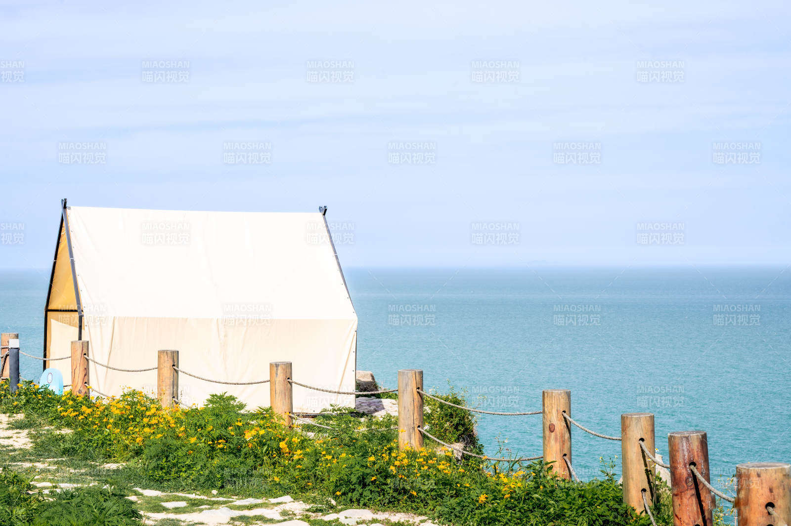 海边帐篷与木桩围栏图片