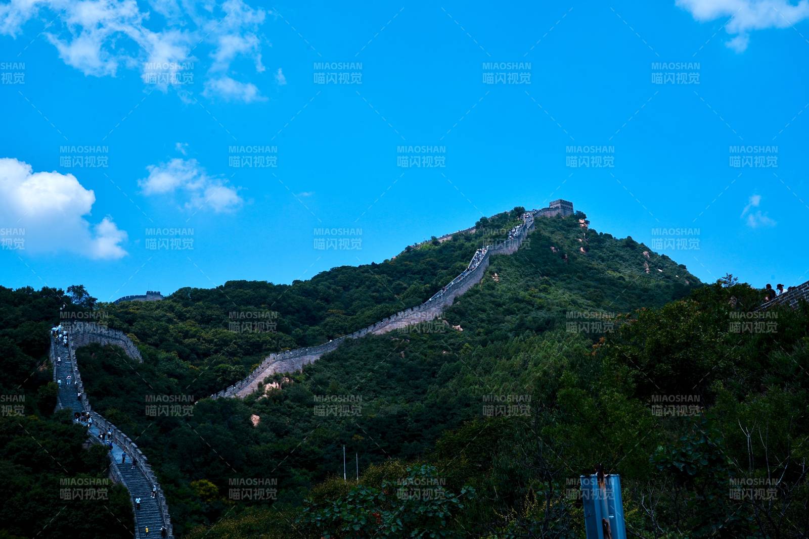 长城蜿蜒山间 蓝天白云图片