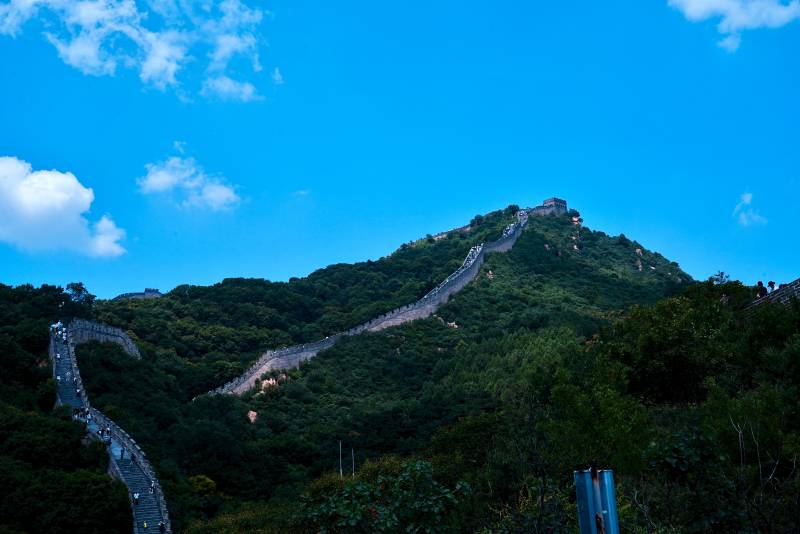 长城蜿蜒山间 蓝天白云图片