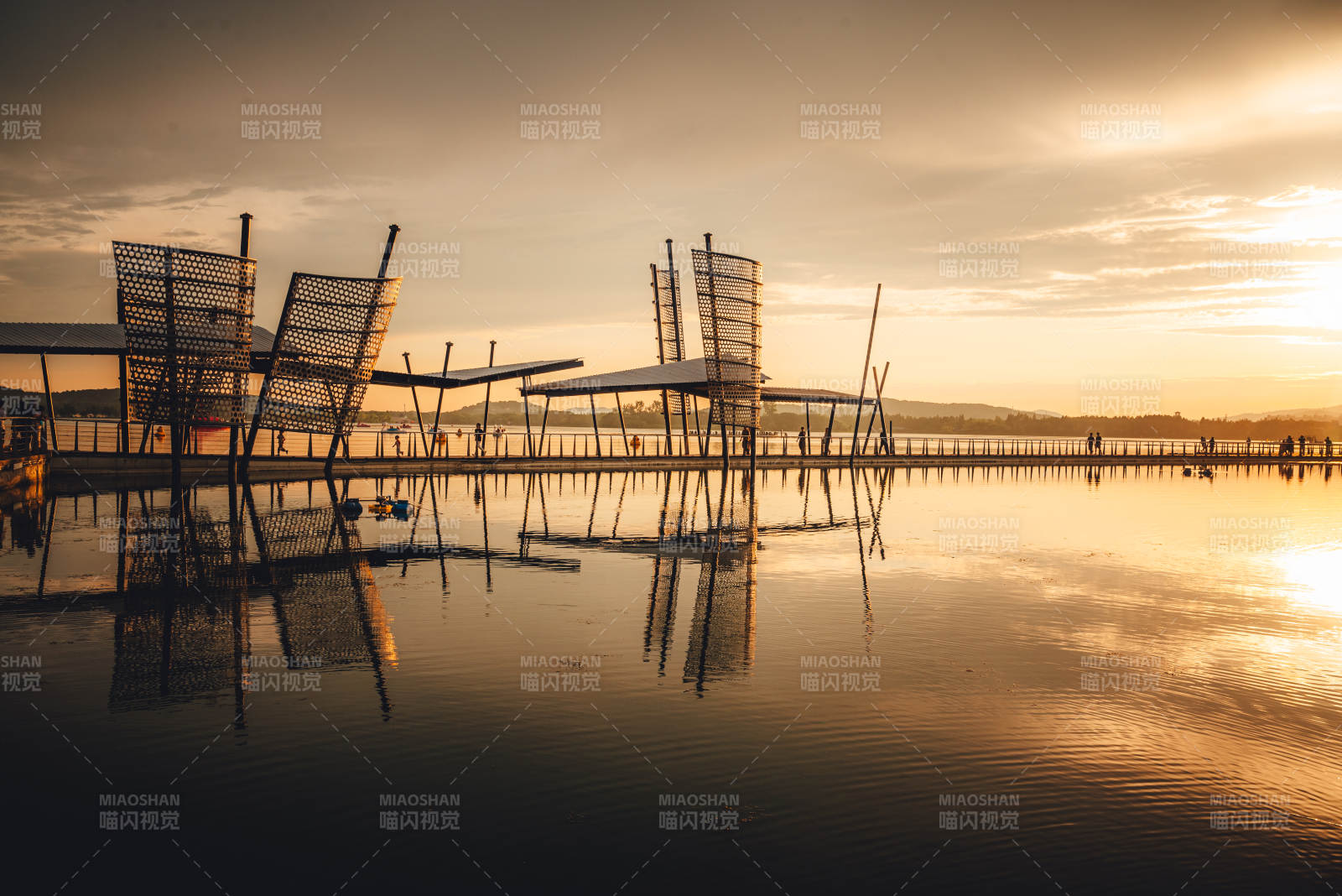 湖畔夕阳下的静谧时光图片