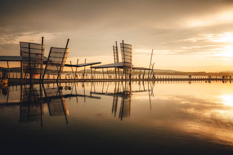 湖畔夕阳下的静谧时光图片