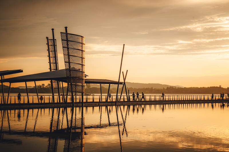 湖畔夕阳 静谧时光图片