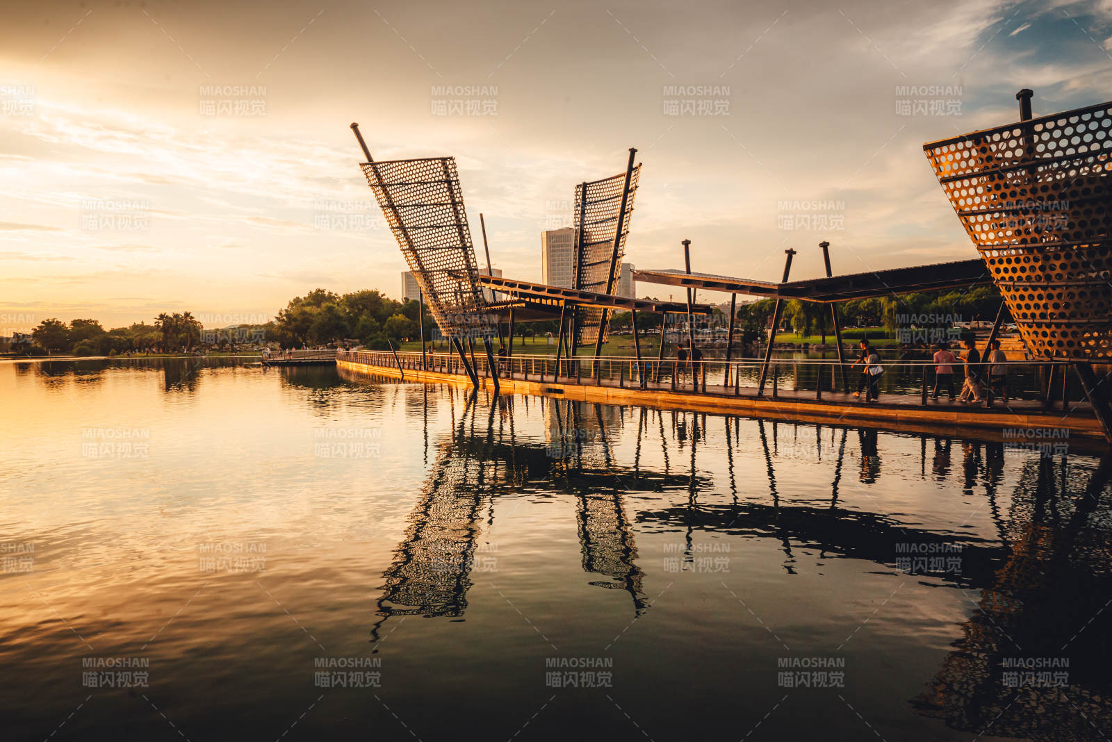 湖畔夕阳下的现代艺术装置图片